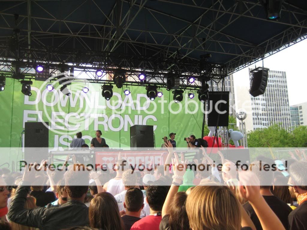 [img width=1024 height=768]http://i712.photobucket.com/albums/ww129/Detroit_2009_Photos/Vincent/IMG_1340.jpg[/img]